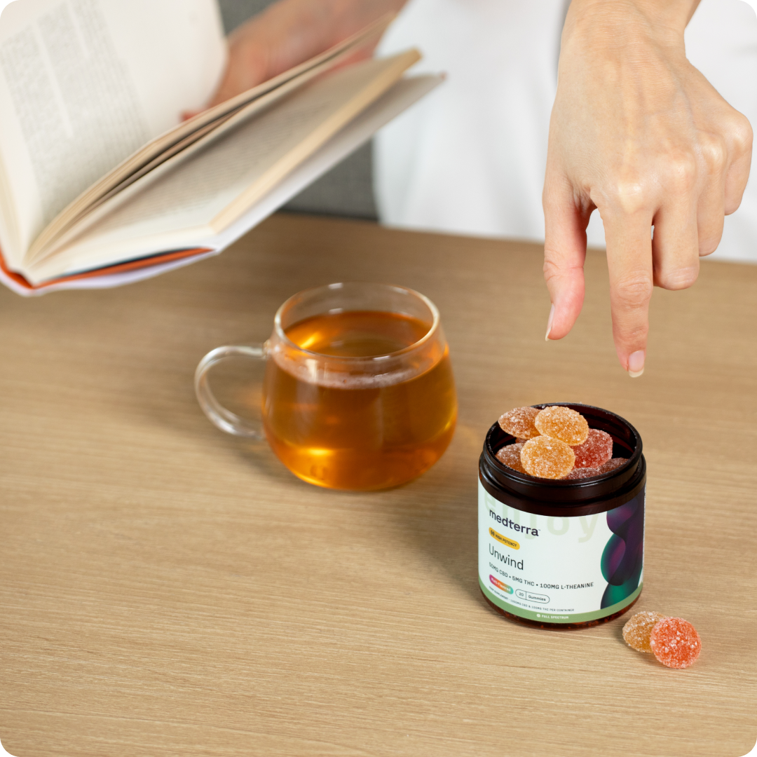 Gummies CBD pour se détendre présentés dans un pot transparent hermétique